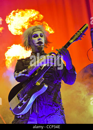 20 octobre 2010 - Nashville, Tennessee, États-Unis - JOHN LOWERY (alias. Jean 5), guitariste de Rob Zombie, il se produit au cours de l'Halloween Hootenanny au Municipal Auditorium de Nashville, Tennessee, le 20 octobre 2010. (Crédit Image : © Amy Harris/ZUMApress.com) Banque D'Images