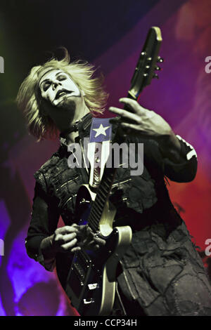 20 octobre 2010 - Nashville, Tennessee, États-Unis - JOHN LOWERY (alias. Jean 5), guitariste de Rob Zombie, il se produit au cours de l'Halloween Hootenanny au Municipal Auditorium de Nashville, Tennessee, le 20 octobre 2010. (Crédit Image : © Amy Harris/ZUMApress.com) Banque D'Images