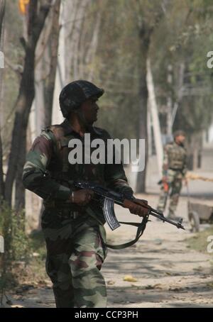 21 Oct 2010 - Cachemire, Srinagar, Inde - Un soldat de l'armée indienne court vers le site d'une rencontre que les militants séparatistes et soldats ont combattu un gunbattle en Maloora, une zone résidentielle de Srinagar, la principale ville du Cachemire indien qui a été suivi régulièrement par le couvre-feu pendant des mois. Les troupes indiennes un Banque D'Images