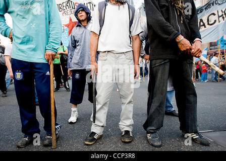 Oct 21, 2010 - Buenos Aires, Argentine - manifestants militants avec le Partido Obrero transporter des tuyaux et des bâtons comme ils bloc 9 de Julio comme marcheurs convergent sur la Place de mai à Buenos Aires, Argentine, en signe de protestation contre la mort de Mariano Ferreyra, 23, au cours d'une manifestation au cours de la mise à pied de t Banque D'Images