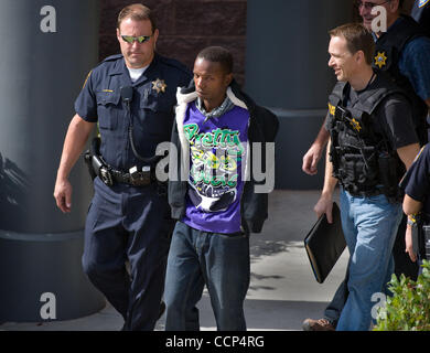 21 Oct 2010 - Roseville, Californie, USA - l'agresseur est placé en détention et mis en évidence d'un groupe de voiture pour être emporté par un shérif du comté de l'extraction de ministres à la Roseville Galleria Mall. Descendu de la police sur le Mall, à 27 kilomètres à l'est de Sacramento, après qu'un homme prétendant avoir saisi une arme à feu Banque D'Images