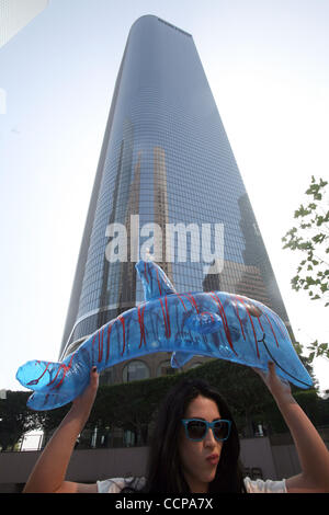 Los Angeles, CA - 14 octobre 2009 : des militants environnementaux protester contre les massacres de dauphins à l'extérieur du consulat japonais au cours de la Journée internationale de sauver les dauphins, le 14 octobre 2010, à Los Angeles. Chaque année des milliers de dauphins sont abattus dans une petite crique dans la ville de Taiji, au Japon. (Photo de Rin Banque D'Images