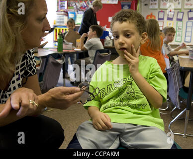 14 octobre 2010 - Woodstock, GA, USA - Bascomb Elementary School des étudiants de l'enseignement spécial est conseillé sur les comportements inappropriés dans les educaiton classe. (Parution du modèle Image Crédit : © Robin Nelson/ZUMAPRESS.com) Banque D'Images