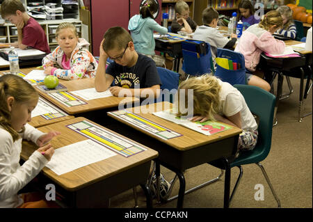 14 octobre 2010 - Woodstock, GA, USA - Bascomb Elementary School des étudiants de l'enseignement spécial avec l'autisme et le TDAH a 'meltdown' dans l'enseignement ordinaire de classe. (Parution du modèle Image Crédit : © Robin Nelson/ZUMAPRESS.com) Banque D'Images