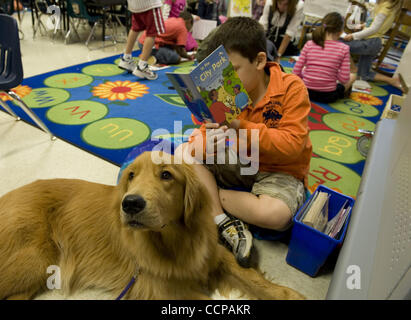 14 octobre 2010 - Woodstock, GA, USA - Bascomb Elementary School invite des chiens de thérapie dans la classe pour aider les enfants avec leurs compétences en lecture. Sur la photo : 1 re année élève lit à un Golden Retriever. (Crédit Image : © Robin Nelson/ZUMAPRESS.com) Banque D'Images