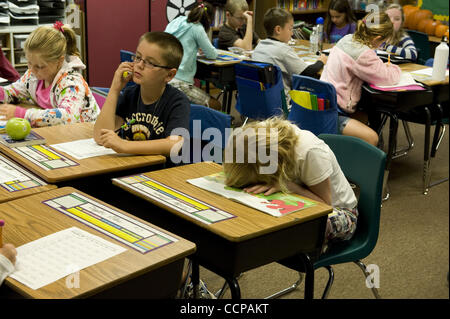 14 octobre 2010 - Woodstock, GA, USA - Bascomb Elementary School des étudiants de l'enseignement spécial avec l'autisme et le TDAH a 'meltdown' dans l'enseignement ordinaire de classe. (Parution du modèle Image Crédit : © Robin Nelson/ZUMAPRESS.com) Banque D'Images