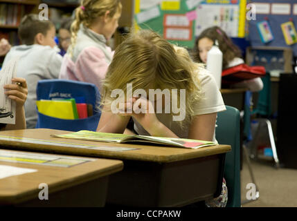 14 octobre 2010 - Woodstock, GA, USA - Bascomb Elementary School des étudiants de l'enseignement spécial avec l'autisme et le TDAH a 'meltdown' dans l'enseignement ordinaire de classe. (Parution du modèle Image Crédit : © Robin Nelson/ZUMAPRESS.com) Banque D'Images