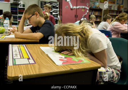 14 octobre 2010 - Woodstock, GA, USA - Bascomb Elementary School des étudiants de l'enseignement spécial avec l'autisme et le TDAH a 'meltdown' dans l'enseignement ordinaire de classe. (Parution du modèle Image Crédit : © Robin Nelson/ZUMAPRESS.com) Banque D'Images