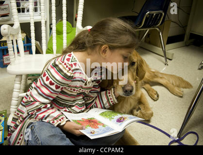 14 octobre 2010 - Woodstock, GA, USA - Bascomb Elementary School invite des chiens de thérapie dans la classe pour aider les enfants avec leurs compétences en lecture. Sur la photo : 1 re année élève lit à un Golden Retriever. (Crédit Image : © Robin Nelson/ZUMAPRESS.com) Banque D'Images