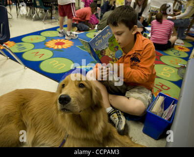 14 octobre 2010 - Woodstock, GA, USA - Bascomb Elementary School invite des chiens de thérapie dans la classe pour aider les enfants avec leurs compétences en lecture. Sur la photo : 1 re année élève lit à un Golden Retriever. (Crédit Image : © Robin Nelson/ZUMAPRESS.com) Banque D'Images