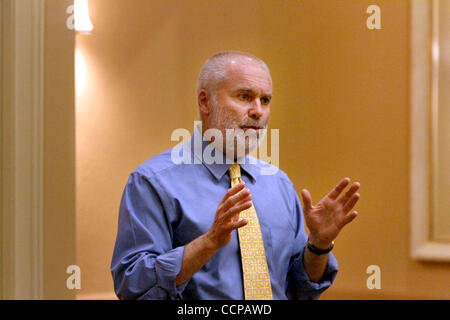 14 octobre 2010 - West Palm Beach, FL - Florida, USA - Etats-Unis - 101410 (Libby Volgyes/Le Palm Beach Post) WEST PALM BEACH - Neil Websdale parle à un groupe jeudi après-midi à un institut de formation d'une journée. La violence domestique à l'Institute s'est réuni à l'hôtel Crowne Plaza. (Crédit Image : © Les Pa Banque D'Images