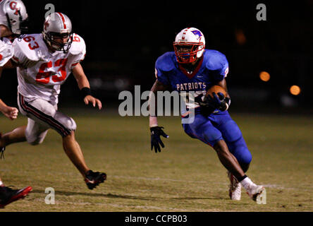 14 octobre 2010 - Saint Petersburg, FL, USA - MELISSA LYTTLE | fois.SP   329147 LYTT FOOTBALL 5 (14 octobre 2010 LARGO, FL.) tout en étant poursuivi, Pinellas Park en marche arrière Jeremi Powell (23) réduit à l'intérieur lors de leur match contre l'école secondaire de Clearwater. [MELISSA LYTTLE, fois] (crédit Image : Banque D'Images