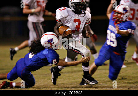 14 octobre 2010 - Saint Petersburg, FL, USA - MELISSA LYTTLE | fois.SP   329147 LYTT FOOTBALL 9 (14 octobre 2010 LARGO, FL.) Clearwater High School d'utiliser de nouveau Michael Jerrido (3) brise le traiter de Pinellas Park strong safety Ivan Carasco (8) pour certains chantiers positif au second semestre. [MELISS Banque D'Images