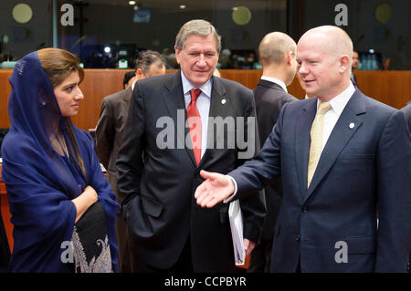 15 octobre 2010 - Bruxelles, BXL, Belgique - Le Représentant spécial des Etats-Unis pour l'Afghanistan et le Pakistan Richard Charles Holbrooke (C) et le Ministre britannique des affaires étrangères, William Hague (R) chat avec le ministre pakistanais des affaires étrangères Hina Rabbani Khar (L) au début d'un des Amis du Pakistan démocratique Banque D'Images