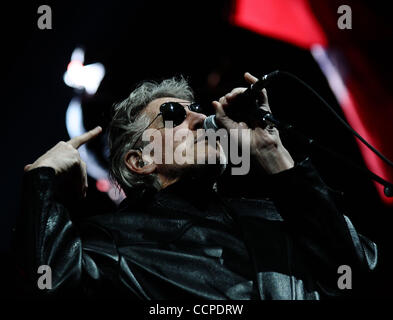 Oct 17, 2010 - Ottawa, Ontario, Canada - chanteur/guitariste ROGER WATERS lors du spectacle "Le Mur" Vivre à la Place Banque Scotia, le 17 octobre 2010, à Ottawa, Canada. (Crédit Image : © Sellehuddin ZUMApress.com)/Kamal Banque D'Images