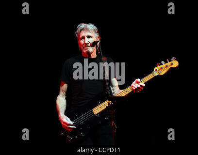 Oct 17, 2010 - Ottawa, Ontario, Canada - chanteur/guitariste ROGER WATERS lors du spectacle "Le Mur" Vivre à la Place Banque Scotia, le 17 octobre 2010, à Ottawa, Canada. (Crédit Image : © Sellehuddin ZUMApress.com)/Kamal Banque D'Images