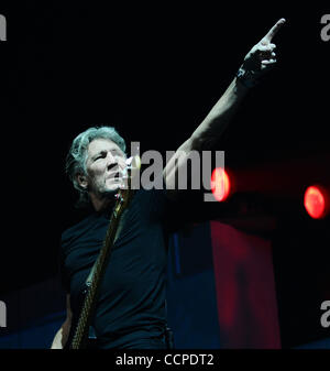 Oct 17, 2010 - Ottawa, Ontario, Canada - chanteur/guitariste ROGER WATERS lors du spectacle "Le Mur" Vivre à la Place Banque Scotia, le 17 octobre 2010, à Ottawa, Canada. (Crédit Image : © Sellehuddin ZUMApress.com)/Kamal Banque D'Images