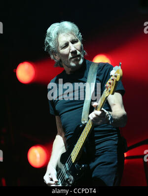 Oct 17, 2010 - Ottawa, Ontario, Canada - chanteur/guitariste ROGER WATERS lors du spectacle "Le Mur" Vivre à la Place Banque Scotia, le 17 octobre 2010, à Ottawa, Canada. (Crédit Image : © Sellehuddin ZUMApress.com)/Kamal Banque D'Images