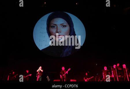 Oct 17, 2010 - Ottawa, Ontario, Canada - chanteur/guitariste Roger Waters (au centre) lors du spectacle "Le Mur" Vivre à la Place Banque Scotia, le 17 octobre 2010, à Ottawa, Canada. (Crédit Image : © Sellehuddin ZUMApress.com)/Kamal Banque D'Images