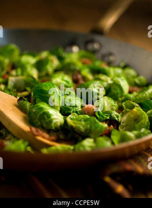 17 octobre 2010 - Fort Worth, Texas, USA - 10/17/2010. Poêlé Choux de Bruxelles et lardons. (Crédit Image : © ZUMA/ZUMApress.com) Ralph Lauer Banque D'Images