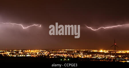 Oct 20,2010 - Palmdale, Californie, USA. La foudre dans le ciel pour la deuxième journée comme les orages apportent de fortes pluies et des pannes sur les déserts et les zones de Palmdale Lancaster. (Crédit Image : ©/ZUMApress.com) Blevins génique Banque D'Images