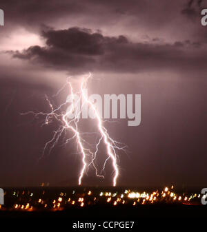 Oct 20,2010 - Palmdale, Californie, USA. La foudre dans le ciel pour la deuxième journée comme les orages apportent de fortes pluies et des pannes sur les déserts et les zones de Palmdale Lancaster. (Crédit Image : ©/ZUMApress.com) Blevins génique Banque D'Images