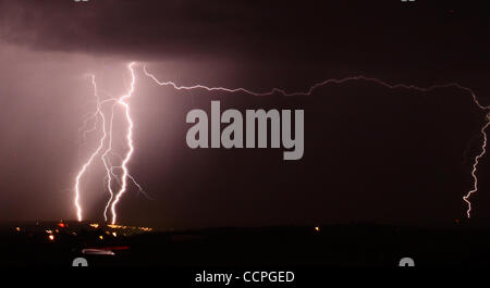 Oct 20,2010 - Palmdale, Californie, USA. La foudre dans le ciel pour la deuxième journée comme les orages apportent de fortes pluies et des pannes sur les déserts et les zones de Palmdale Lancaster. (Crédit Image : ©/ZUMApress.com) Blevins génique Banque D'Images