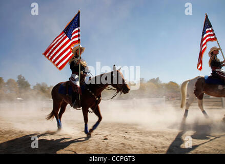 7 octobre 2010 - Lexington, Kentucky, USA - membres de la Californie Cowgirls tête à leurs positions avant d'effectuer dans le village au cours de l'arène hippique Jeux Equestres Mondiaux FEI Alltech au Kentucky Horse Park. (Crédit Image : © David Stephenson/ZUMApress.com) Banque D'Images