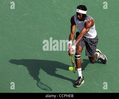 8 octobre 2010 - Tokyo, Japon - 08 octobre 2010 - Tokyo, Japon - Gaël Monfils de France renvoie un projectile contre Andy Roddick de Rakuten Japon USA au cours de l'Open Tennis Championships 2010 à Tokyo, Japon (crédit Image : © Koichi Kamoshida/Jana Press/ZUMApress.com) Banque D'Images