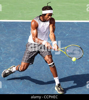 8 octobre 2010 - Tokyo, Japon - 08 octobre 2010 - Tokyo, Japon - Gaël Monfils de France renvoie un projectile contre Andy Roddick de Rakuten Japon USA au cours de l'Open Tennis Championships 2010 à Tokyo, Japon (crédit Image : © Koichi Kamoshida/Jana Press/ZUMApress.com) Banque D'Images