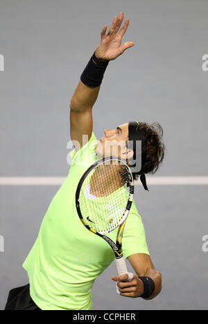 8 octobre 2010 - Tokyo, Japon - 08 octobre 2010 - Tokyo, Japon - RAFAEL NADAL de l'Espagne sert la balle contre DMITRY TURSUNOV de Russie pendant la Rakuten Japan Open Tennis Championships 2010 à Tokyo, Japon (crédit Image : © Koichi Kamoshida/Jana Press/ZUMApress.com) Banque D'Images