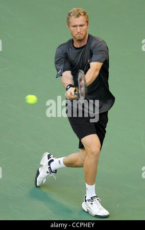 8 octobre 2010 - Tokyo, Japon - 08 octobre 2010 - Tokyo, Japon - DMITRY TURSUNOV de Russie renvoie un coup contre RAFAEL NADAL de l'Espagne pendant l'Rakuten Japan Open Tennis Championships 2010 à Tokyo, Japon (crédit Image : © Koichi Kamoshida/Jana Press/ZUMApress.com) Banque D'Images