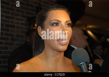 Oct 09, 2010 - Mashantucket, Connecticut, É.-U. - star de télé-réalité Kim Kardashian à Foxwoods Resort Casino grand ouverture de hauts rouleaux Luxury Lanes & Lounge, le bowling et le complexe de divertissement. (Crédit Image : © Anna coiffure/ZUMApress.com) Banque D'Images