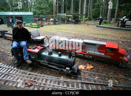 9 octobre 2010 - Port Orchard, Washington, États-Unis - ingénieur en chef BRANDON HATLAND,19, se déplace ce 1/8ème 10 roues au charbon locomotive à vapeur. Hatland tournant le steamer, appartenant à son grand-père, puisqu'il avait 8 ans. La pleine échelle de la locomotive miniature est basé sur était un passen Banque D'Images