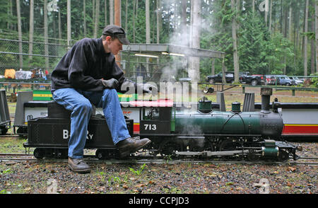 9 octobre 2010 - Port Orchard, Washington, USA - ingénieur en chef BRANDON HATLAND,19, travaille sur la mise en place d'un chef de la vapeur pour cette échelle 1/8ème 10 roues au charbon locomotive à vapeur appartenant à son grand-père. Hatland tournant le paquebot depuis qu'il a 8 ans. La pleine échelle de la locomotive mi Banque D'Images