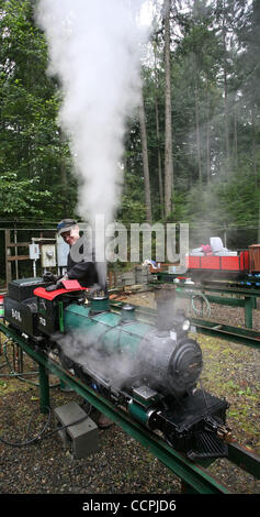 9 octobre 2010 - Port Orchard, Washington, USA - ingénieur en chef BRANDON HATLAND,19, vérifie les soupapes de surpression sur cette échelle 1/8ème 10 roues au charbon locomotive à vapeur appartenant à son grand-père. Hatland tournant le paquebot depuis qu'il a 8 ans. La pleine échelle de la locomotive minia Banque D'Images