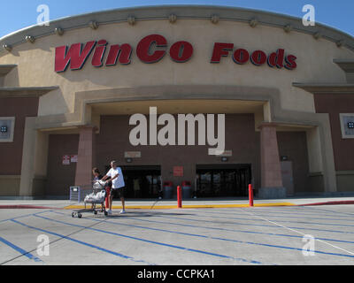 10 Oct 2010 - Hemet, Californie, États-Unis - Shoppers acheter des provisions à WinCo. WinCo Foods est un supermarché appartenant aux employés dont le siège est à Boise, Idaho. Le nom de la société a été décidé par les employés à la fois dans les magasins et les centres de distribution à un concours pour renommer l'entreprise, règlement Banque D'Images