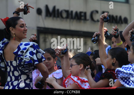 Les amateurs de profiter du défilé Défilé Hispaniques le long de Fifth Ave. à Manhattan. Crédit photo : Mariela Lombard/ZUMA Press. Banque D'Images