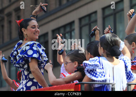 Les amateurs de profiter du défilé Défilé Hispaniques le long de Fifth Ave. à Manhattan. Crédit photo : Mariela Lombard/ZUMA Press. Banque D'Images