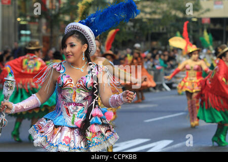 Les amateurs de profiter du défilé Défilé Hispaniques le long de Fifth Ave. à Manhattan. Crédit photo : Mariela Lombard/ZUMA Press. Banque D'Images