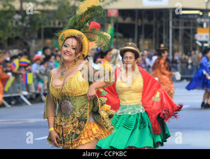 Les amateurs de profiter du défilé Défilé Hispaniques le long de Fifth Ave. à Manhattan. Crédit photo : Mariela Lombard/ZUMA Press. Banque D'Images