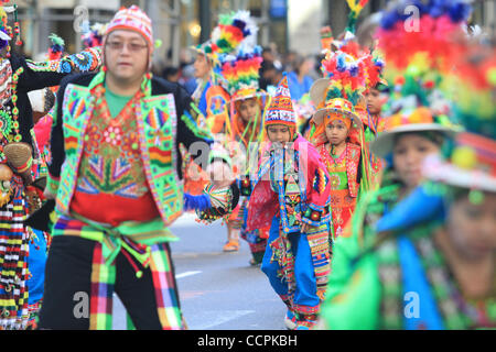 Les amateurs de profiter du défilé Défilé Hispaniques le long de Fifth Ave. à Manhattan. Crédit photo : Mariela Lombard/ZUMA Press. Banque D'Images