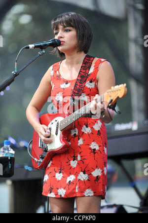 10 Oct 2010 - Austin, Texas, USA - Musicien Norah Jones effectue vivre dans le cadre de la 2010 Austin City Limits Music Festival qui a eu lieu à Zilker Park situé dans le centre-ville d'Austin. Copyright 2010 Jason Moore. (Crédit Image : © Jason Moore/ZUMAPRESS.com) Banque D'Images