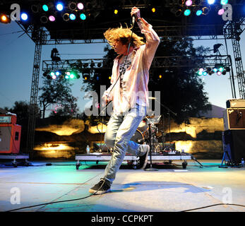 10 Oct 2010 - Austin, Texas, USA - Chanteur MATTHEW SHULTZ du groupe Cage the Elephant il se produit dans le cadre de la 2010 Austin City Limits Music Festival qui a eu lieu à Zilker Park situé dans le centre-ville d'Austin. Copyright 2010 Jason Moore. (Crédit Image : © Jason Moore/ZUMAPRESS.com) Banque D'Images