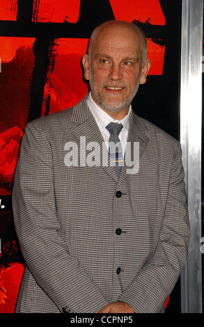 11 octobre 2010 - Hollywood, Californie, États-Unis - John Malkovich.''Red'' Los Angeles .Dépistage Grauman's Chinese Theatre.Hollywood, CA 10-11-2010. 2010.I14957PR(Image Crédit : © Phil Roach/Photos/ZUMApress.com) Globe Banque D'Images