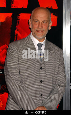 11 octobre 2010 - Hollywood, Californie, États-Unis - John Malkovich.''Red'' Los Angeles .Dépistage Grauman's Chinese Theatre.Hollywood, CA 10-11-2010. 2010.I14957PR(Image Crédit : © Phil Roach/Photos/ZUMApress.com) Globe Banque D'Images