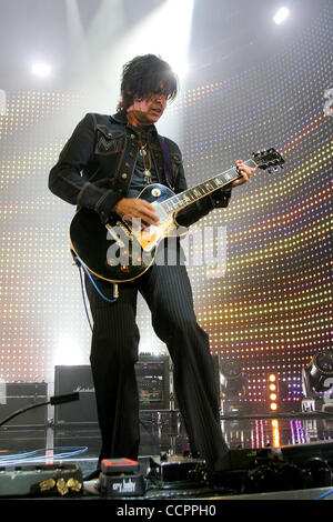 12 octobre 2010 - Hollywood, Floride, États-Unis d'Amérique - Le guitariste Dean DeLeo de Stone Temple Pilots effectue le 12 octobre 2010 au Hard Rock Live à l'hôtel et casino Seminole à Hollywood, FL (crédit Image : © Aaron Gilbert/ZUMApress.com) Southcreek/mondial Banque D'Images