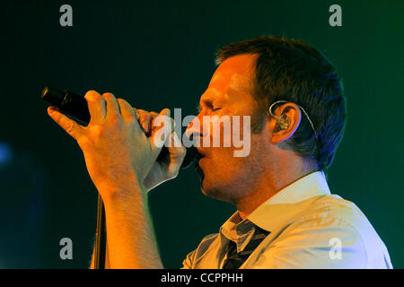12 octobre 2010 - Hollywood, Floride, États-Unis d'Amérique - le chanteur Scott Weiland des Stone Temple Pilots effectue le 12 octobre 2010 au Hard Rock Live à l'hôtel et casino Seminole à Hollywood, FL (crédit Image : © Aaron Gilbert/ZUMApress.com) Southcreek/mondial Banque D'Images