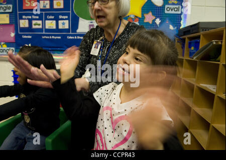 13 octobre 2010 - Woodstock, GA, USA - Bascomb Elementary School Les élèves ayant des besoins particuliers Le Syndrome de vagues de ses mains tout en apprenant à compter. (Crédit Image : © Robin Nelson/ZUMAPRESS.com) Banque D'Images