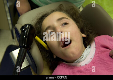 13 octobre 2010 - Woodstock, GA, USA - Bascomb enseignant de l'école primaire avec des élèves atteints de paralysie cérébrale et d'épilepsie. (Parution du modèle Image Crédit : © Robin Nelson/ZUMAPRESS.com) Banque D'Images